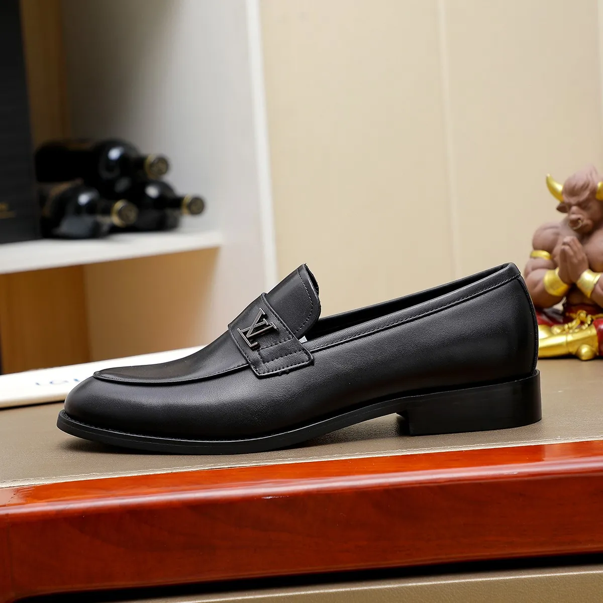 Men's Men's Shoes 💰420 💰[Louis Vuitton] LV high-end business formal leather shoes! ! Luxurious and elegant style, equal emphasis on practicality and style, professional focus on details and quality, counter original 1⃣️: 1⃣️ super accurate reproduction👍🏻! Material: The upper is made of imported original soft 🐂cowhide ➕imported first-layer sheepskin lining. Original anti-slip and wear-resistant outsole! Code number: 39--45, (38.46 custom-made) Large quantities in stock!